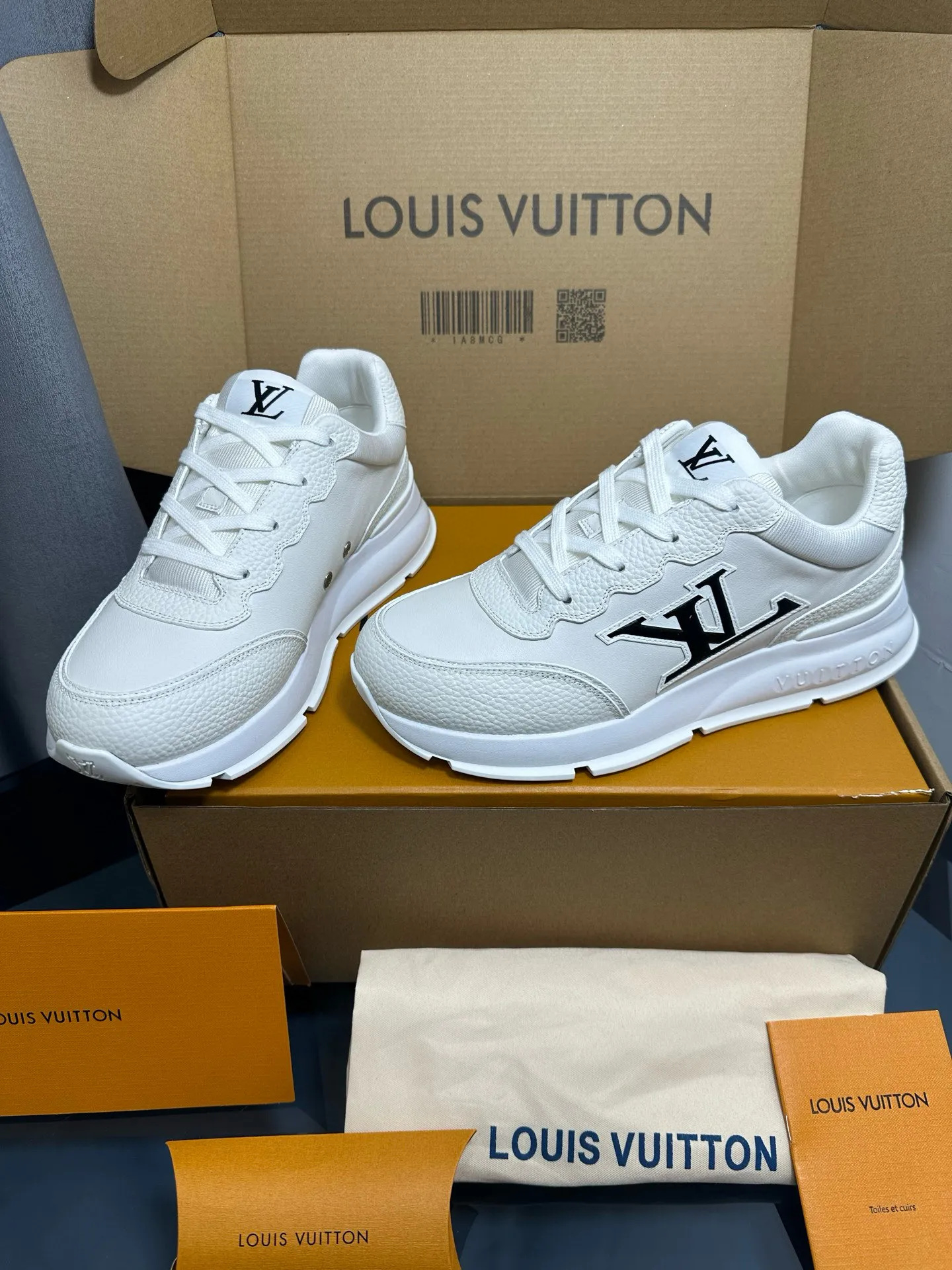 Factory price: 700💰🌈LV | Louis Vuitton 2025𝐬𝐬 🧡💚2025 spring and summer new style top version‼ ️The original version is the same. The counter focuses on the latest casual shoes and new hard goods🆕 ❥Purchasing agent level! Full of high-end feel! A popular model among bloggers at home and abroad, it’s retro and fashionable, and looks stunning on your feet! Wear a lot of happiness! The official website's main recommendation★ ━━━━━ ЅᏇєєt ━━━━━ ▪️Upper: Original custom-made imported calfskin fabric ▪️Inner: breathable gauze imported from Italy ▪️Outsole: rubber foam ➕t men's men's shoes 💰u high-end outsole ▪️Color: nine colors available ▪️Shoe size: 35-44, (45, 46 customized)